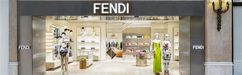 fendi 老花圍巾|冷空氣來了！7條「精品圍巾」購買清單，FENDI溫柔奶茶色、LV .